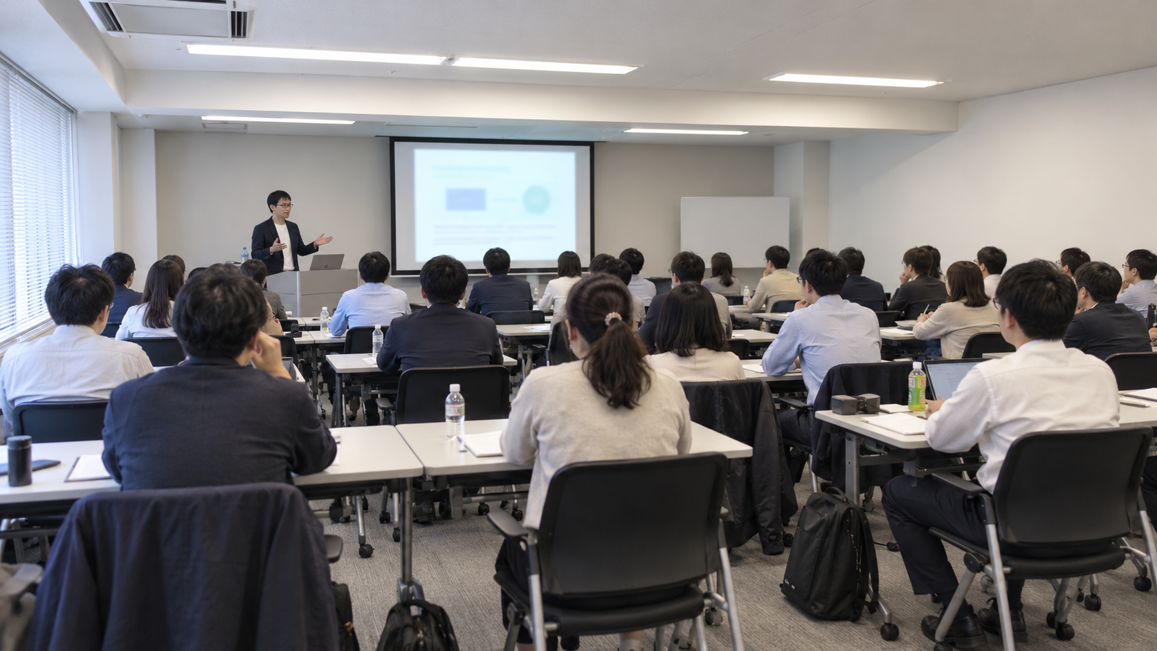 2026年9月27日、Shopeeフィリピン越境ECスクールのAIエージェント超入門編で説明を聞く参加者と講師の様子