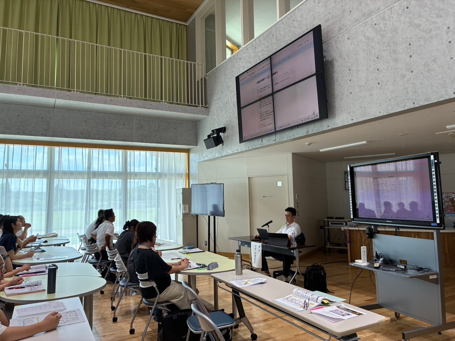 茨城県立県西生涯学習センター主催 AI活用セミナー（筑西市・明野五葉学園）で生成AIを説明する室井利寛